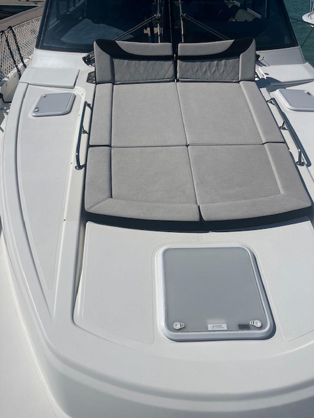 60' 2021 Riviera 6000 Sport Yacht Platinum Edition