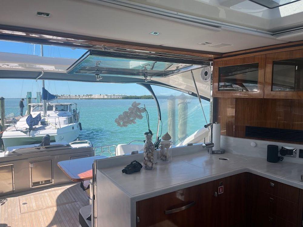 60' 2021 Riviera 6000 Sport Yacht Platinum Edition