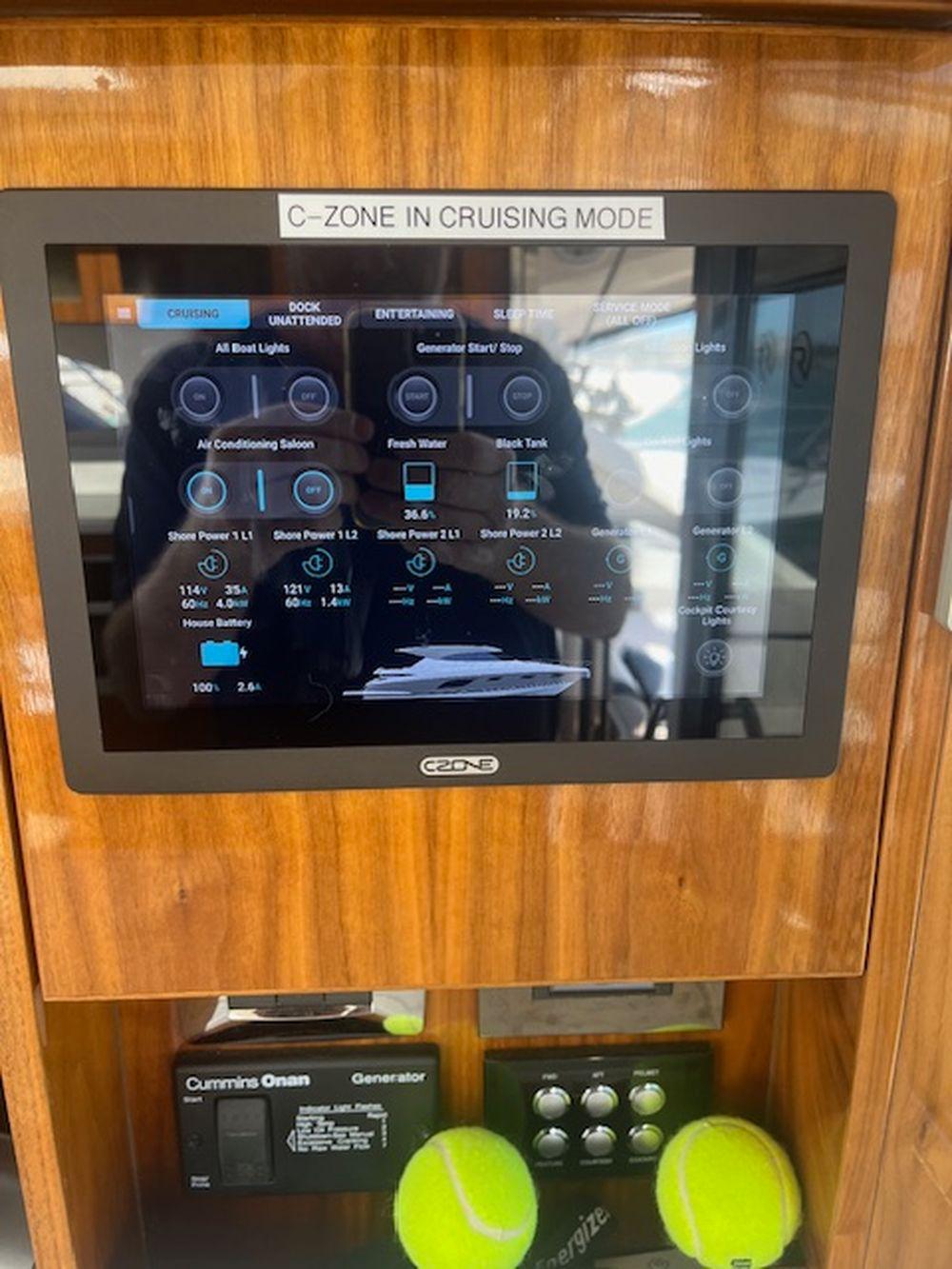 60' 2021 Riviera 6000 Sport Yacht Platinum Edition