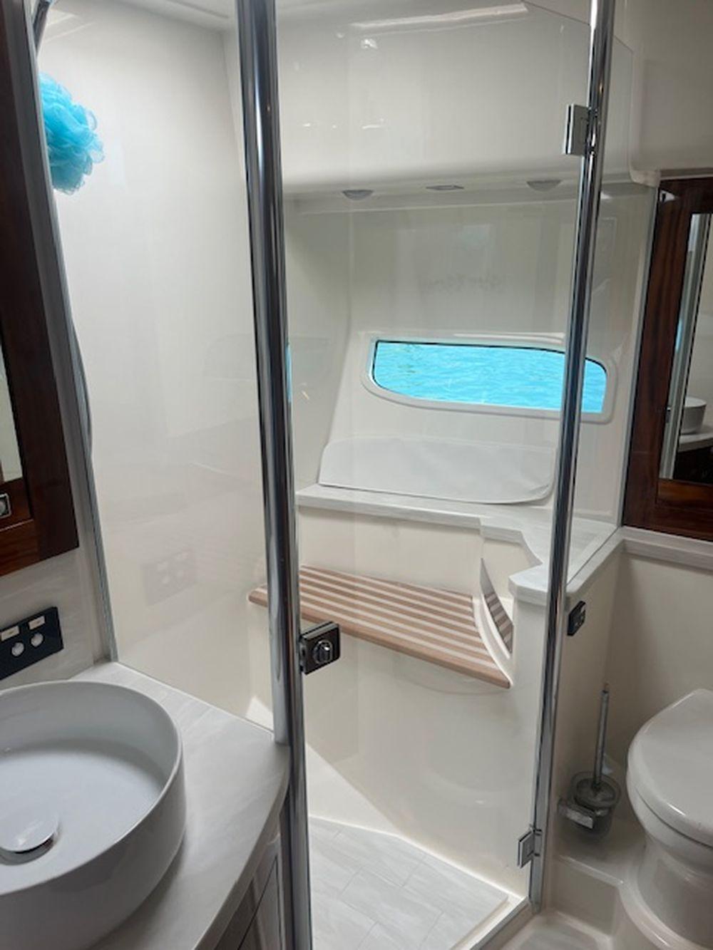 60' 2021 Riviera 6000 Sport Yacht Platinum Edition