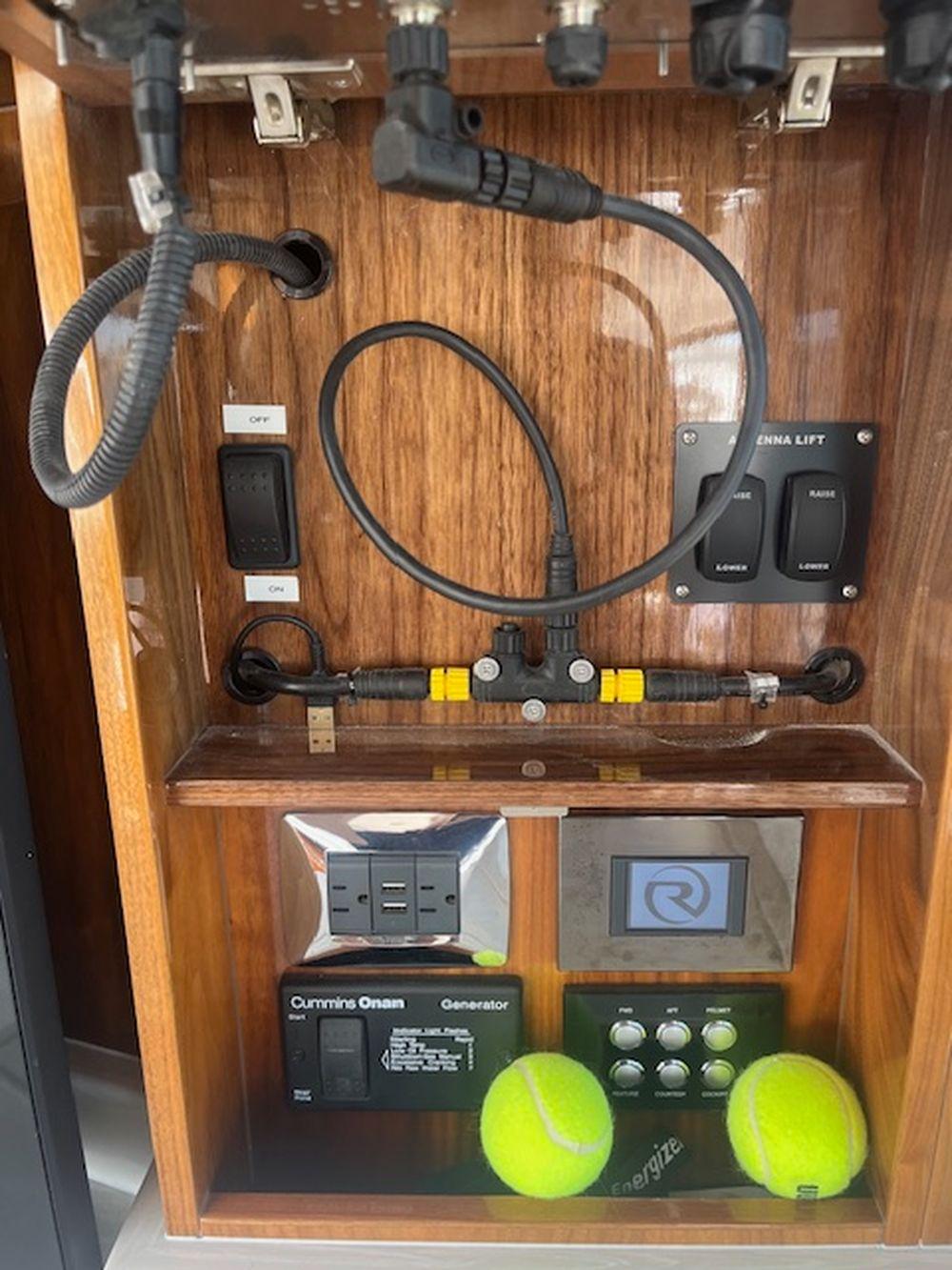 60' 2021 Riviera 6000 Sport Yacht Platinum Edition