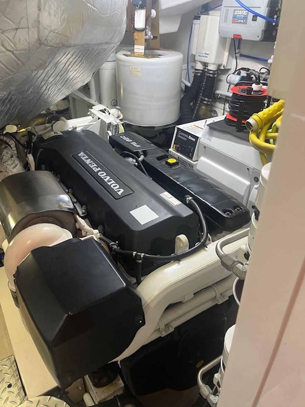 60' 2021 Riviera 6000 Sport Yacht Platinum Edition