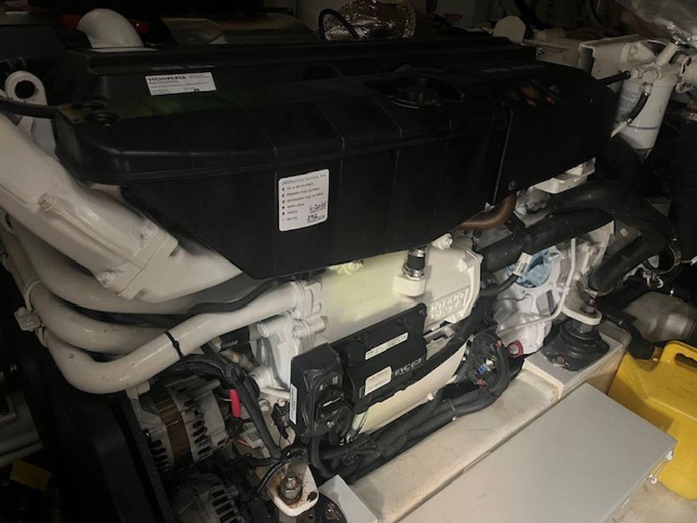 60' 2021 Riviera 6000 Sport Yacht Platinum Edition