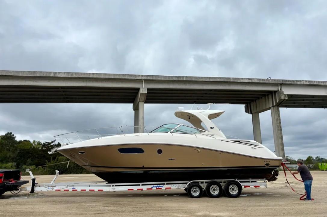 36' 2009 Sea Ray Sundancer 350
