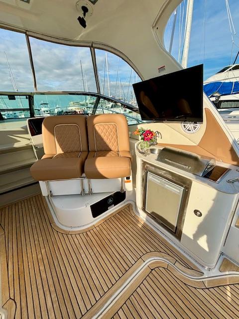 36' 2009 Sea Ray Sundancer 350