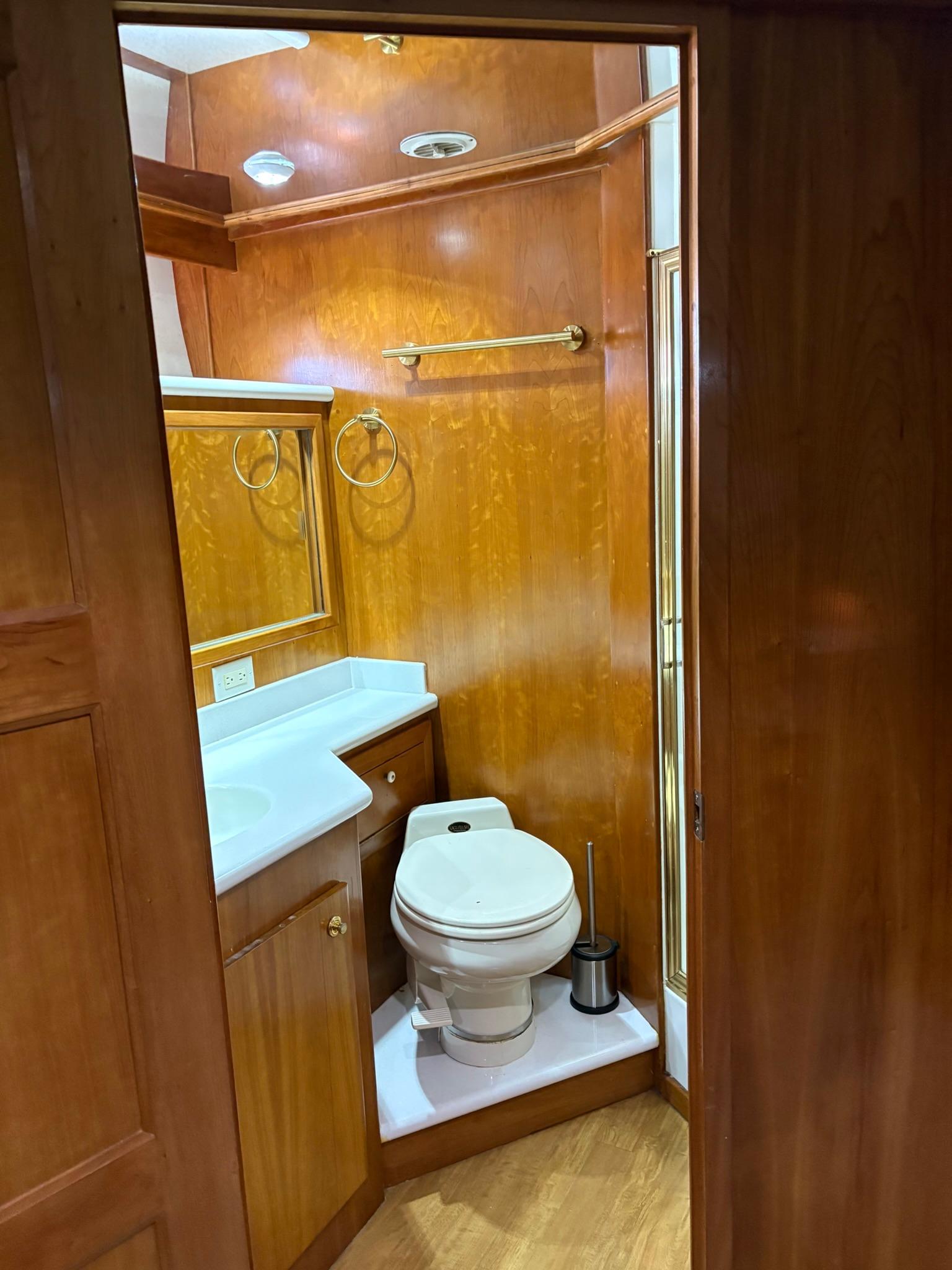 56' 2001 Navigator 5600 Pilothouse Classic
