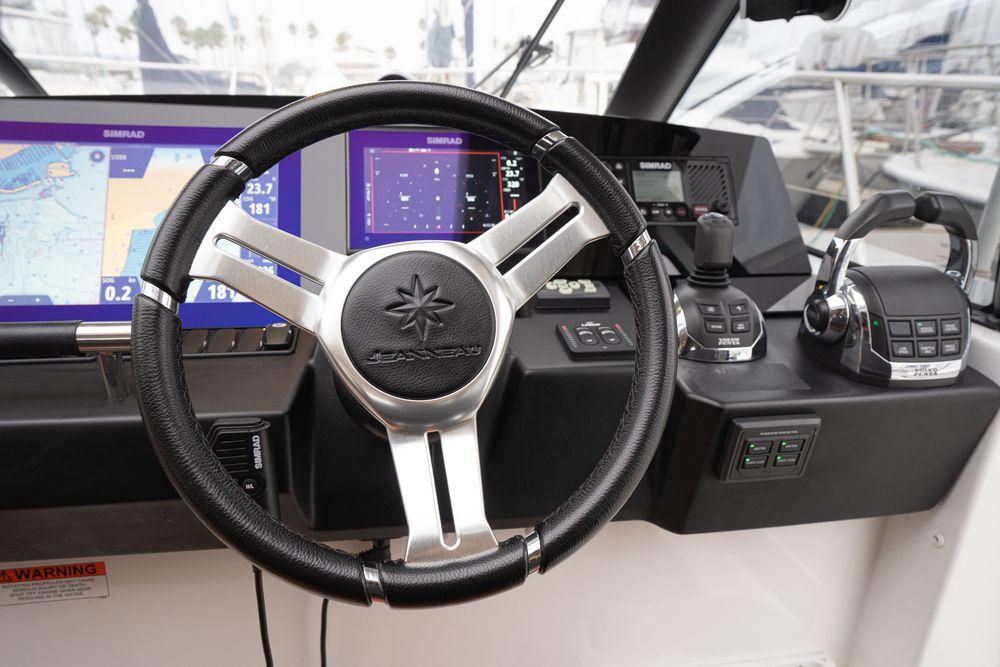 45' 2014 Jeanneau NC 14