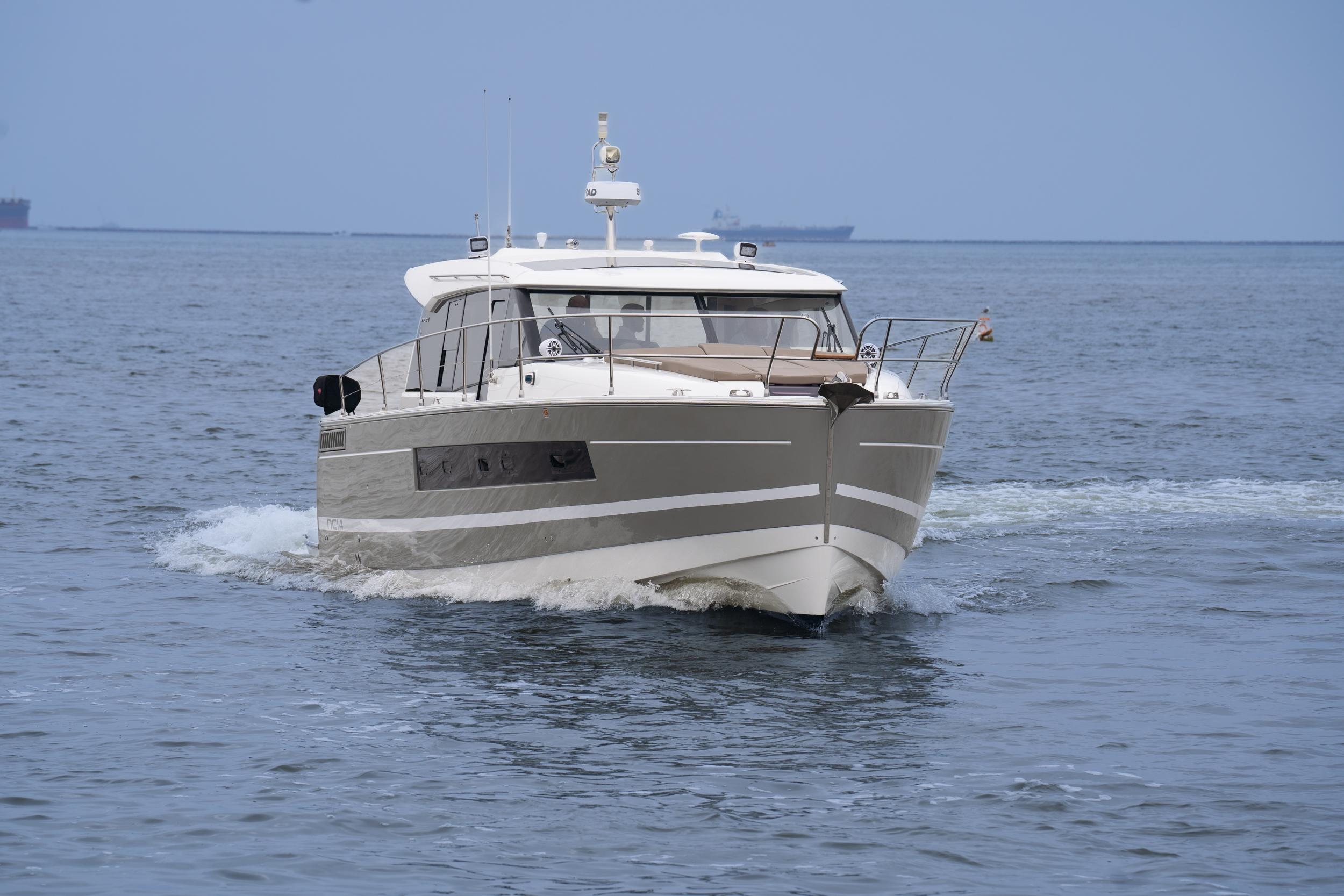 45' 2014 Jeanneau NC 14