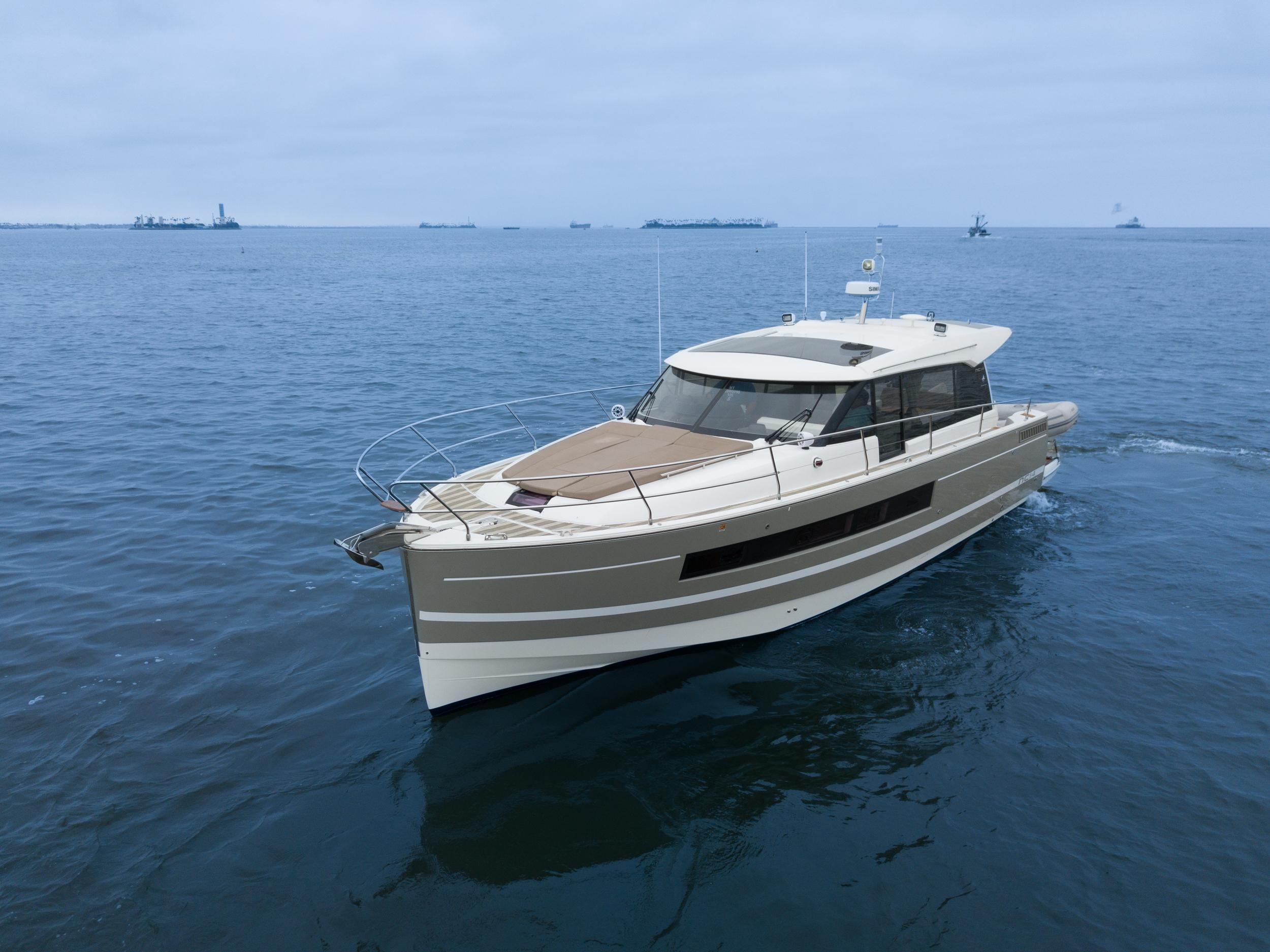 45' 2014 Jeanneau NC 14