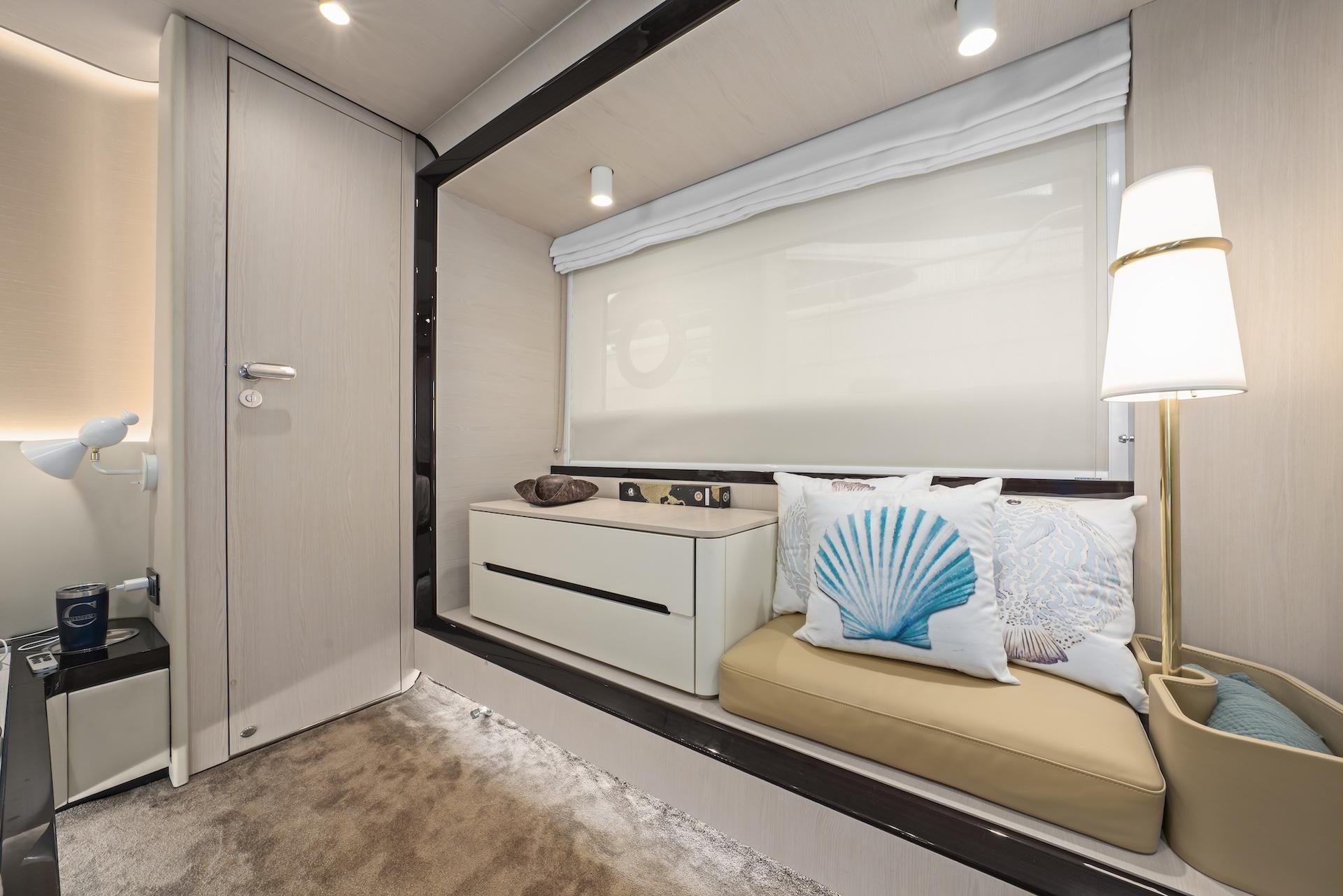78' 2020 Azimut Fly 78