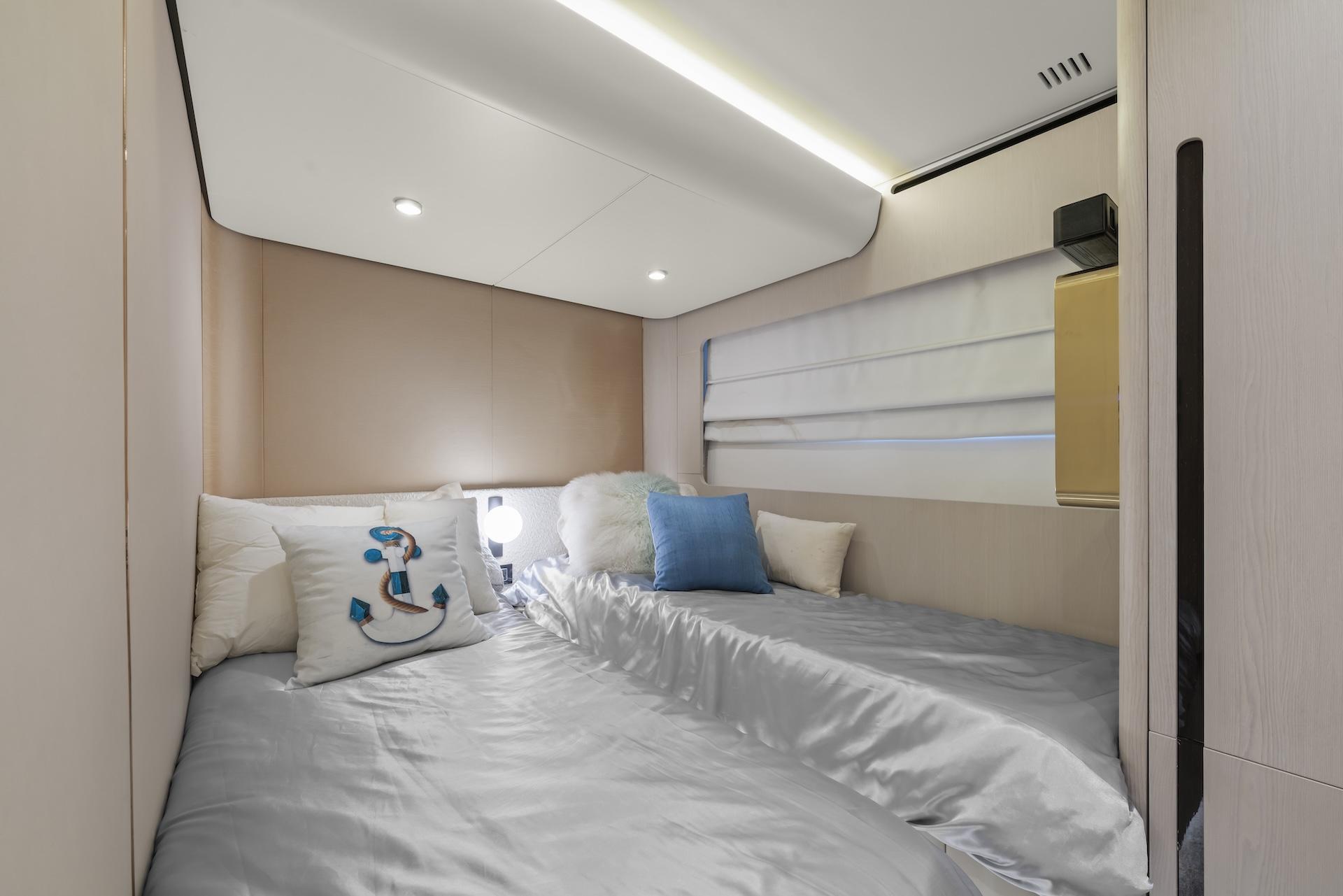 78' 2020 Azimut Fly 78