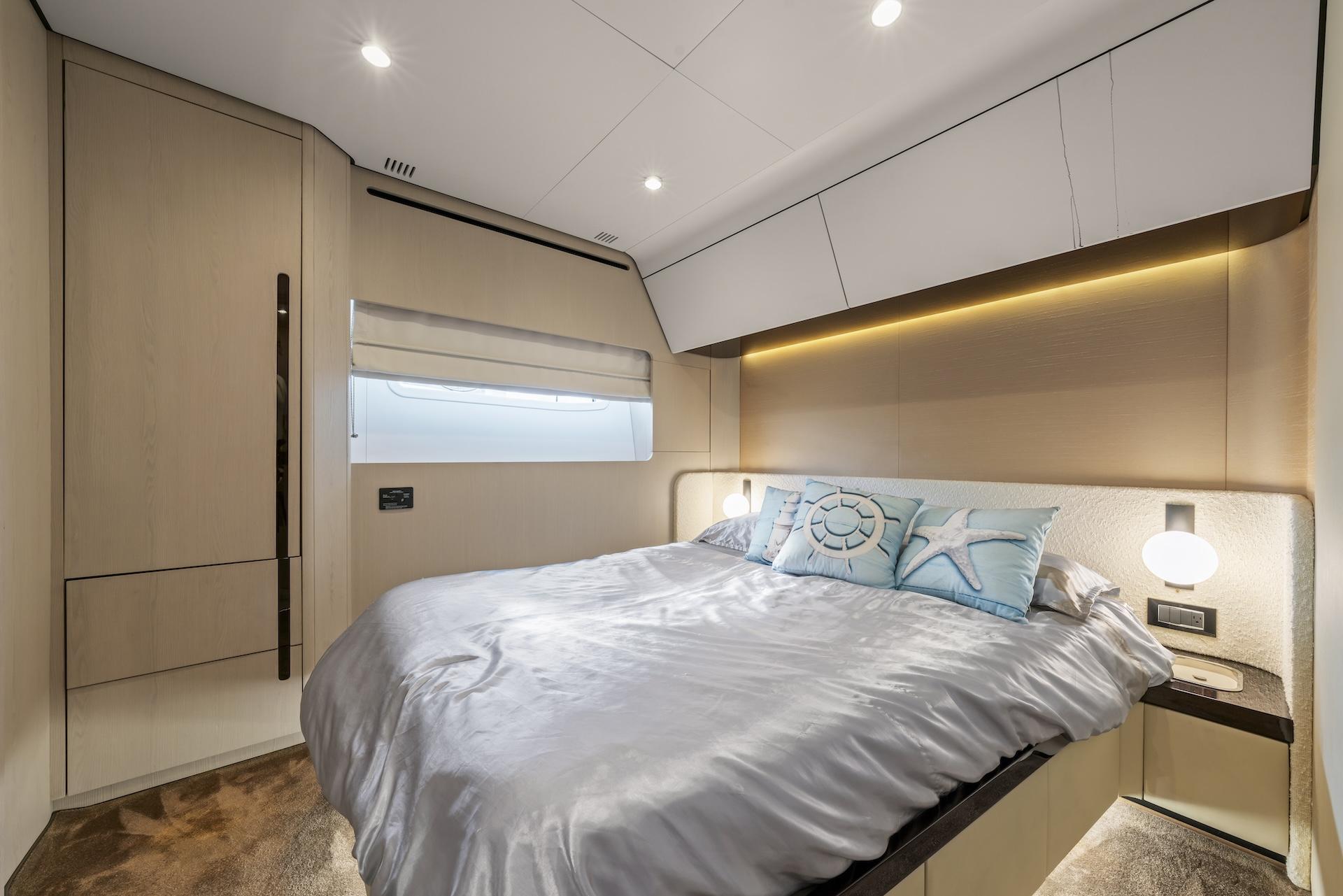 78' 2020 Azimut Fly 78