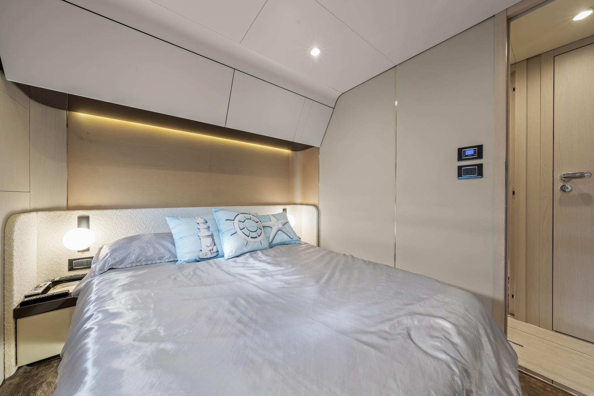 78' 2020 Azimut Fly 78