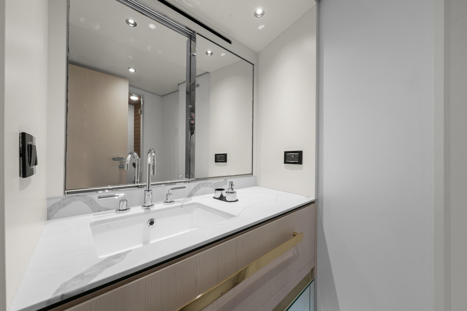 78' 2020 Azimut Fly 78