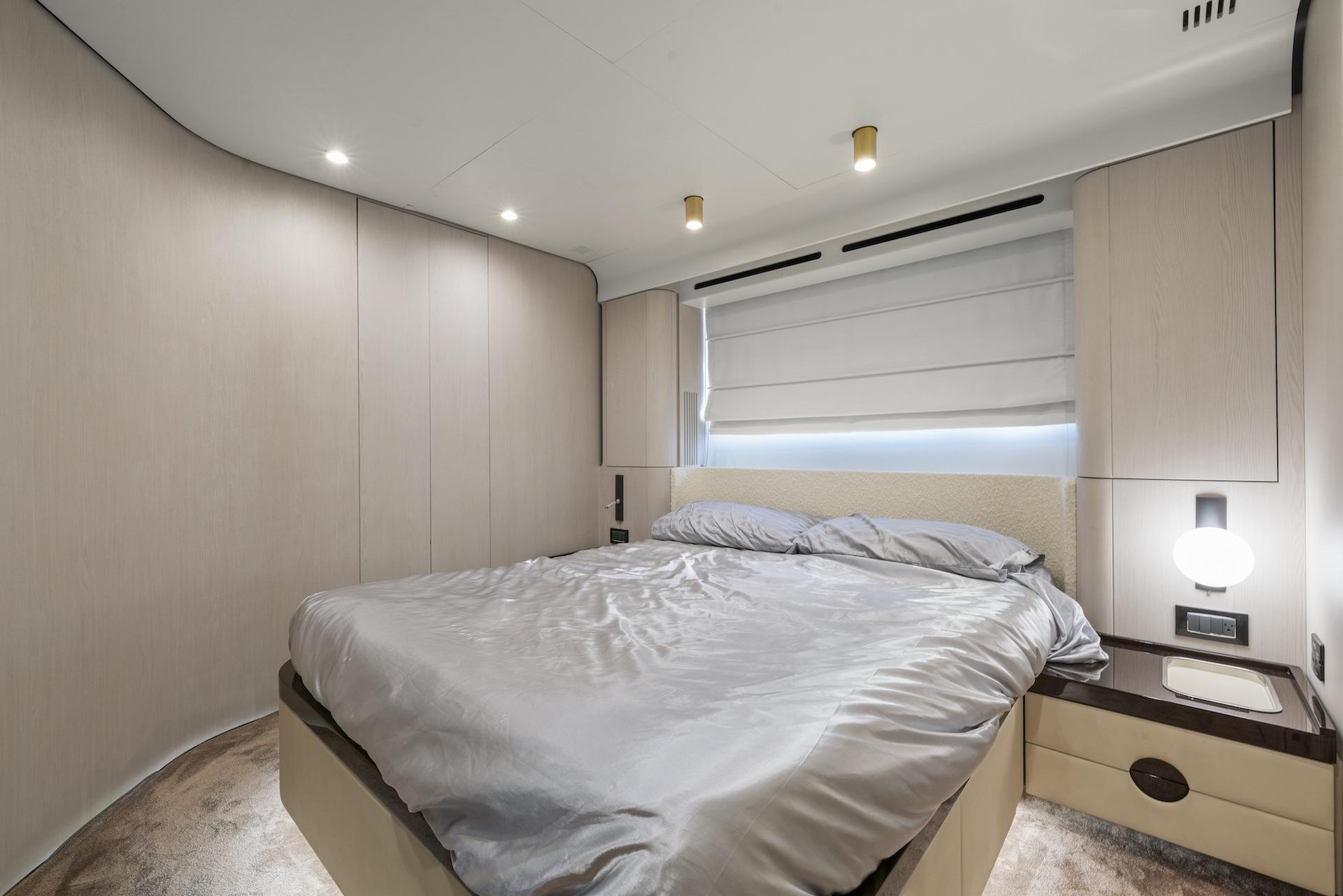 78' 2020 Azimut Fly 78