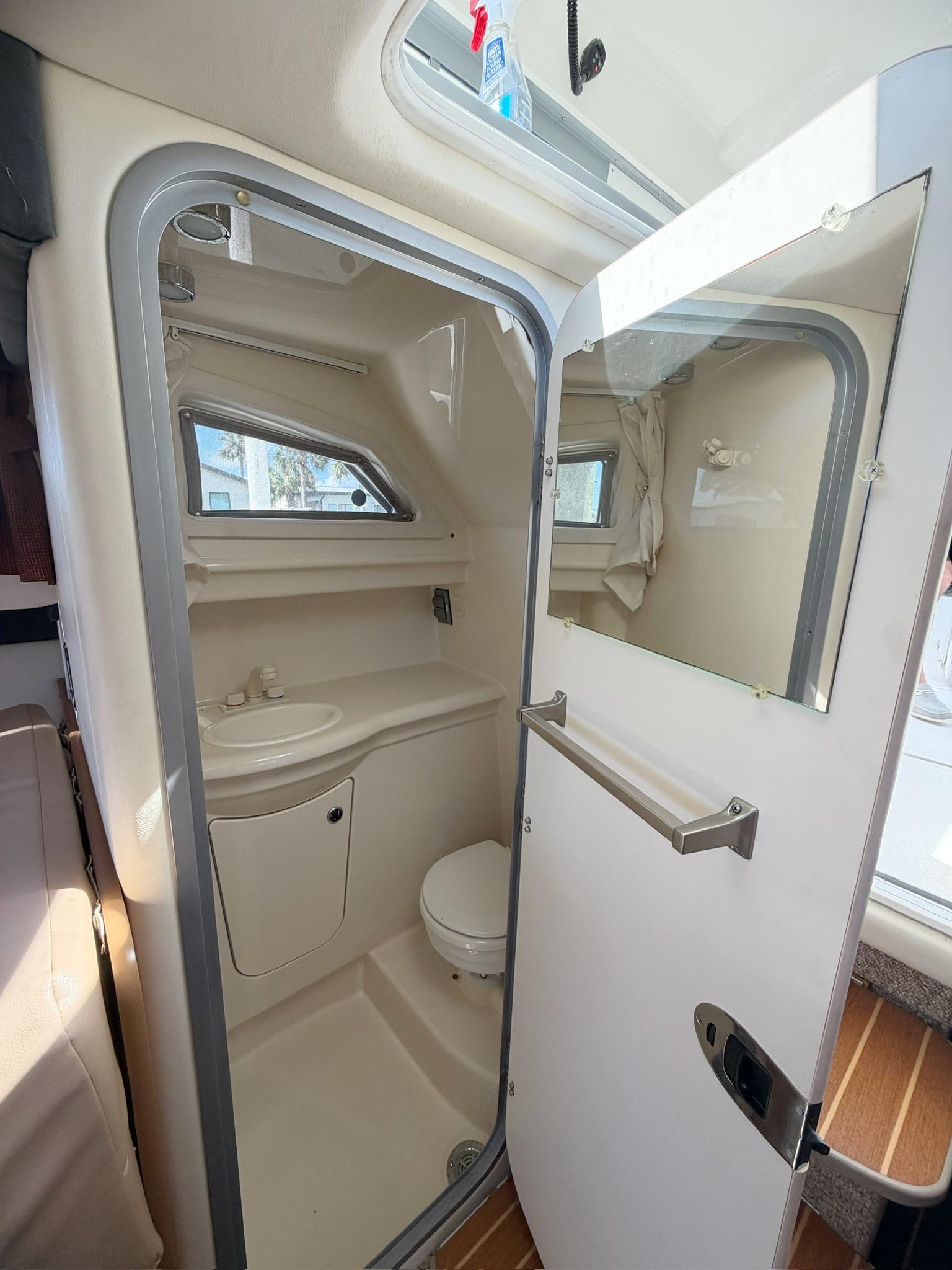 23' 2009 Bayliner Discovery 246