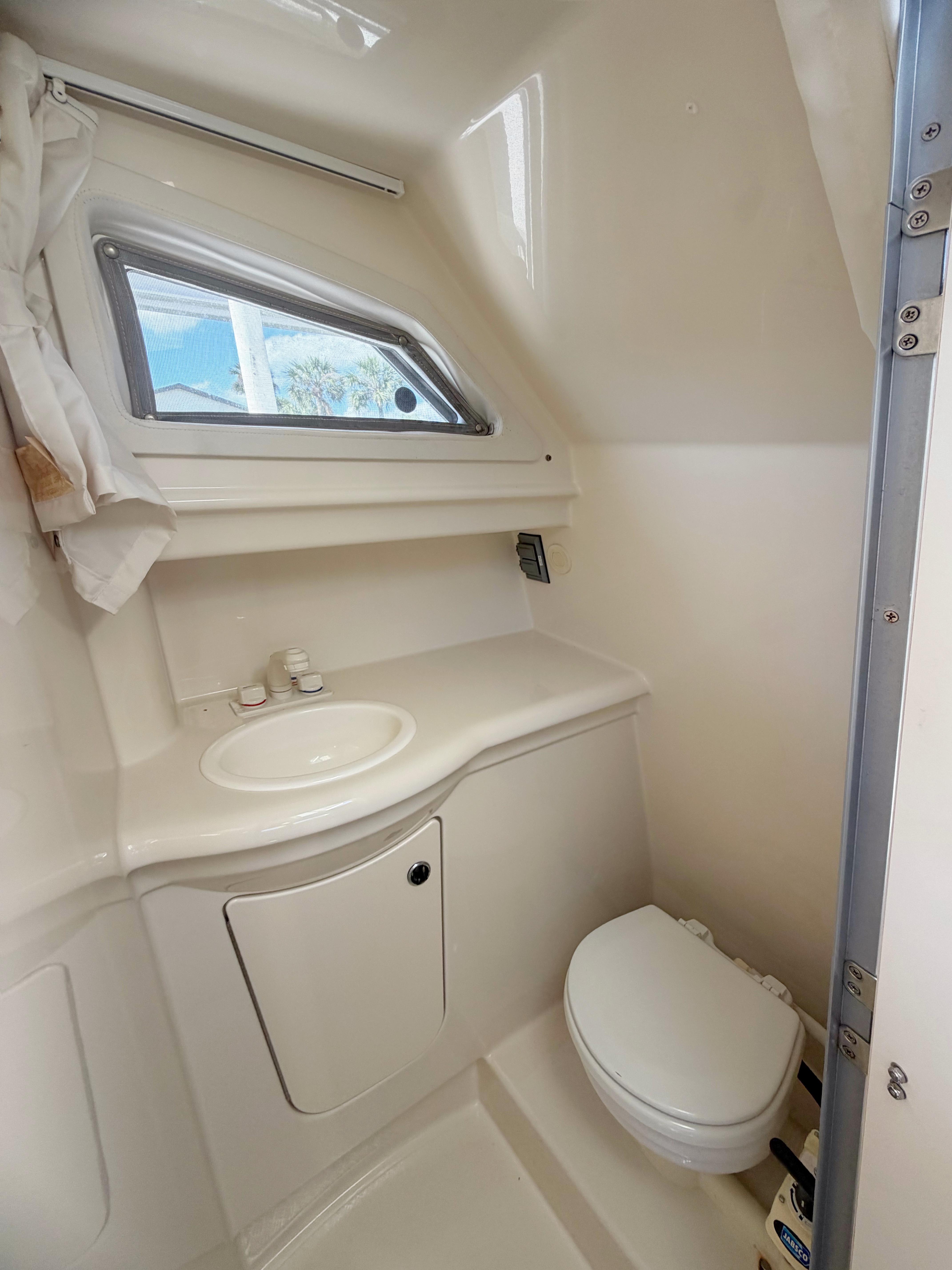 23' 2009 Bayliner Discovery 246