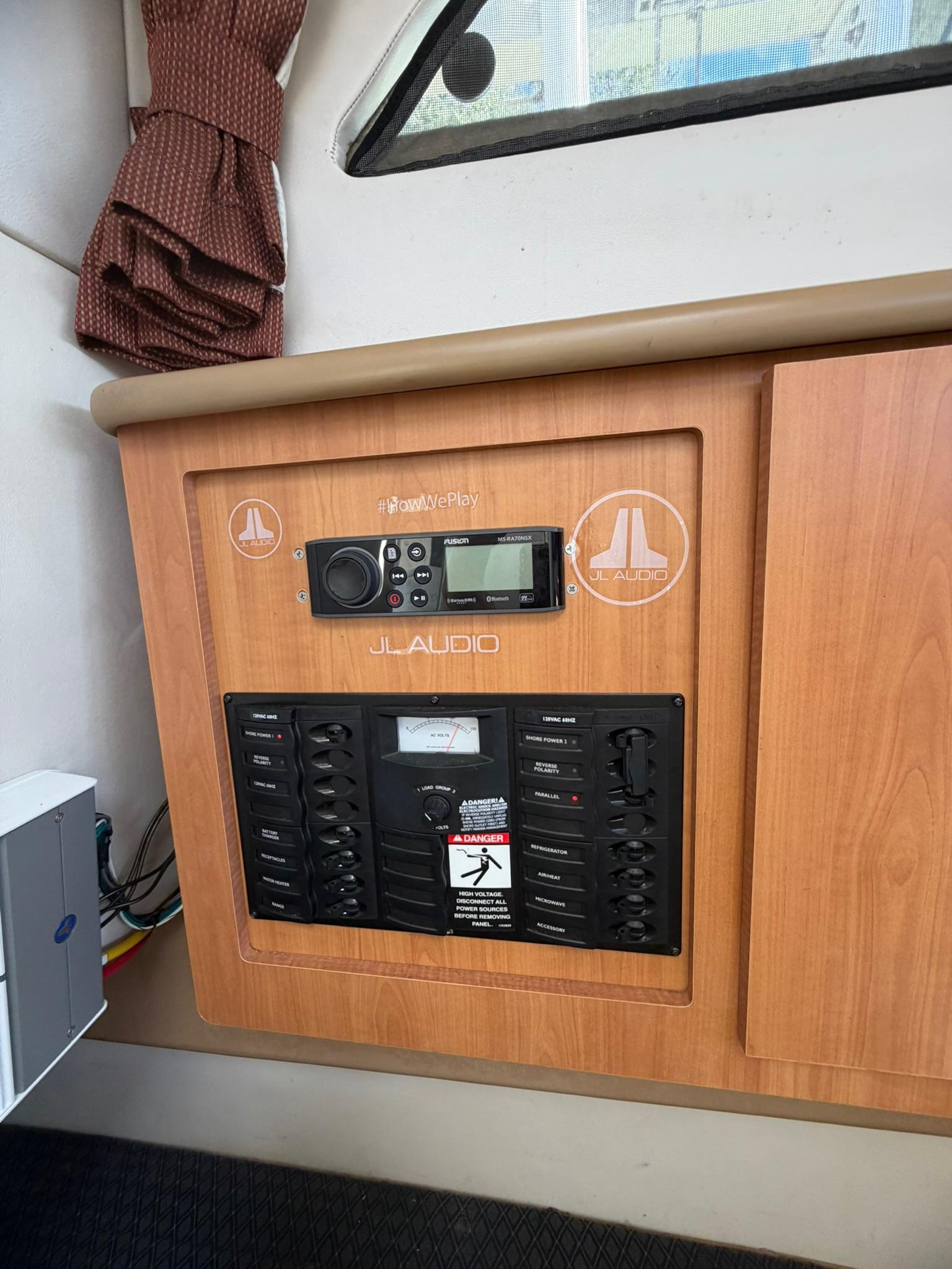 23' 2009 Bayliner Discovery 246