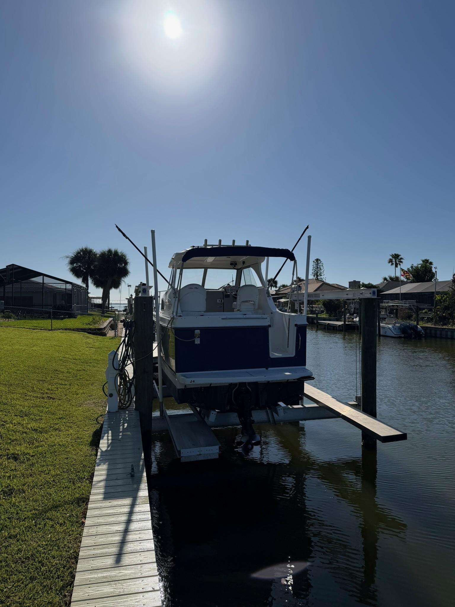 23' 2009 Bayliner Discovery 246