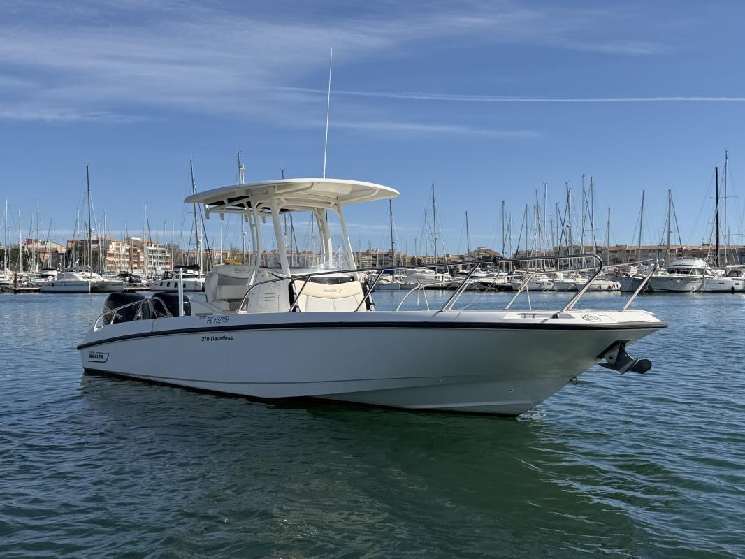 27' 2016 Boston Whaler 270 Dauntless