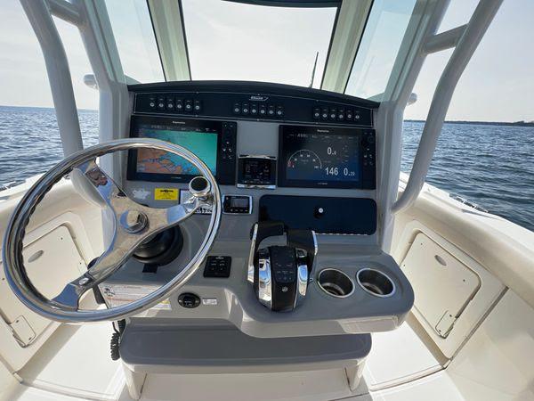 27' 2016 Boston Whaler 270 Dauntless