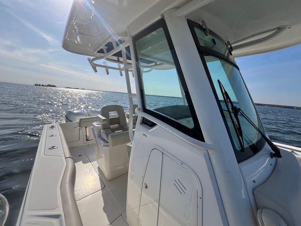 27' 2016 Boston Whaler 270 Dauntless