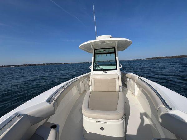27' 2016 Boston Whaler 270 Dauntless