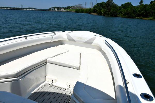 27' 2016 Boston Whaler 270 Dauntless