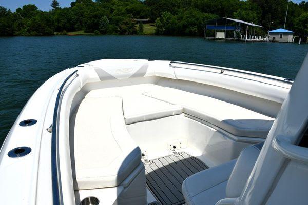 27' 2016 Boston Whaler 270 Dauntless