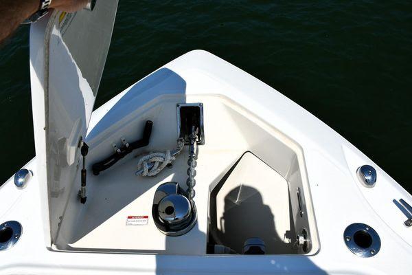 27' 2016 Boston Whaler 270 Dauntless