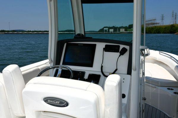 27' 2016 Boston Whaler 270 Dauntless