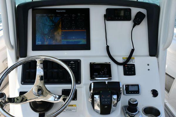 27' 2016 Boston Whaler 270 Dauntless