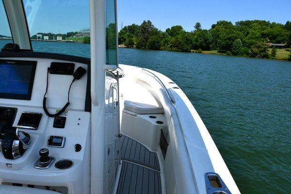 27' 2016 Boston Whaler 270 Dauntless