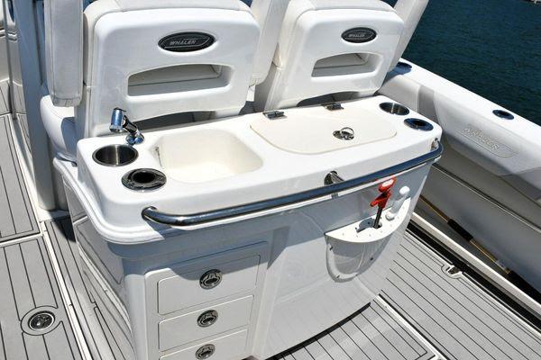 27' 2016 Boston Whaler 270 Dauntless
