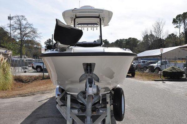27' 2016 Boston Whaler 270 Dauntless