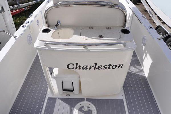 27' 2016 Boston Whaler 270 Dauntless
