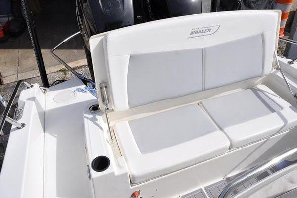27' 2016 Boston Whaler 270 Dauntless