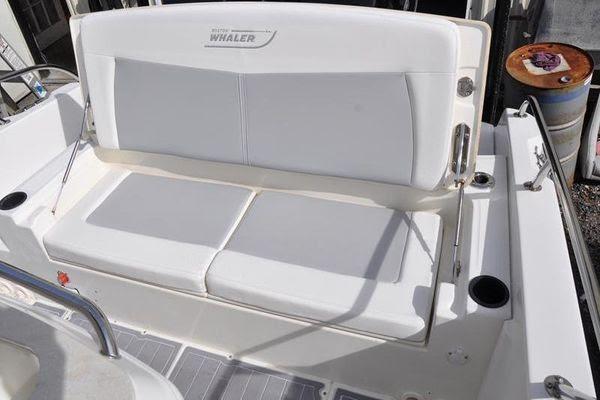 27' 2016 Boston Whaler 270 Dauntless