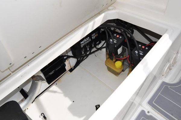 27' 2016 Boston Whaler 270 Dauntless