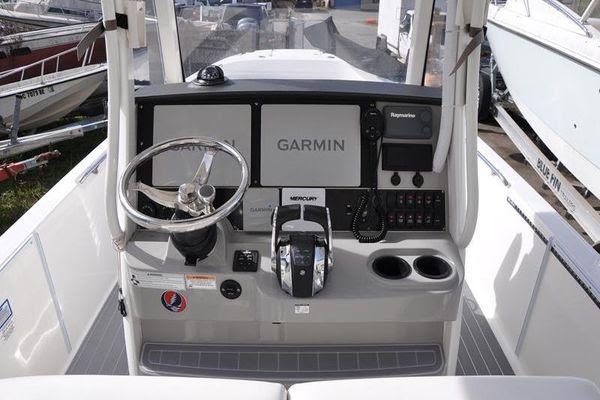 27' 2016 Boston Whaler 270 Dauntless