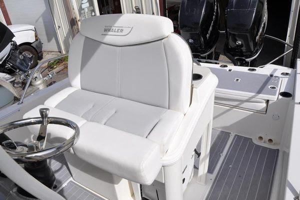27' 2016 Boston Whaler 270 Dauntless