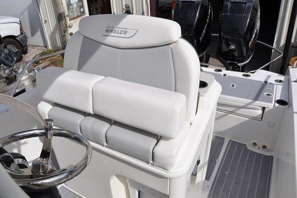 27' 2016 Boston Whaler 270 Dauntless