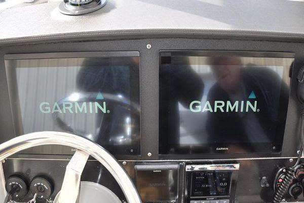27' 2016 Boston Whaler 270 Dauntless