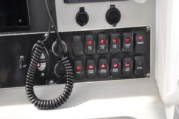 27' 2016 Boston Whaler 270 Dauntless