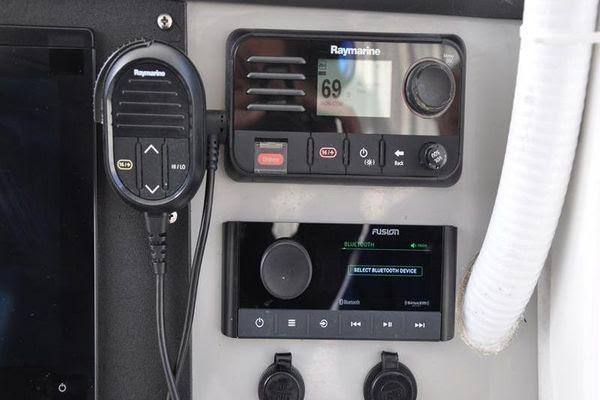 27' 2016 Boston Whaler 270 Dauntless