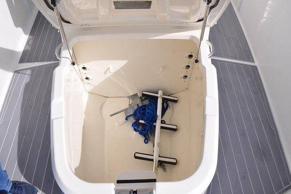 27' 2016 Boston Whaler 270 Dauntless