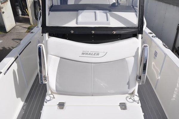 27' 2016 Boston Whaler 270 Dauntless
