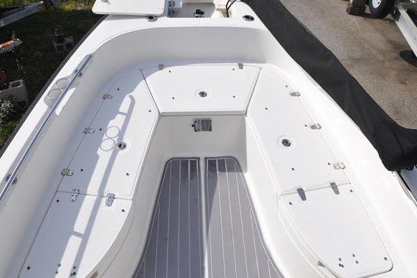 27' 2016 Boston Whaler 270 Dauntless