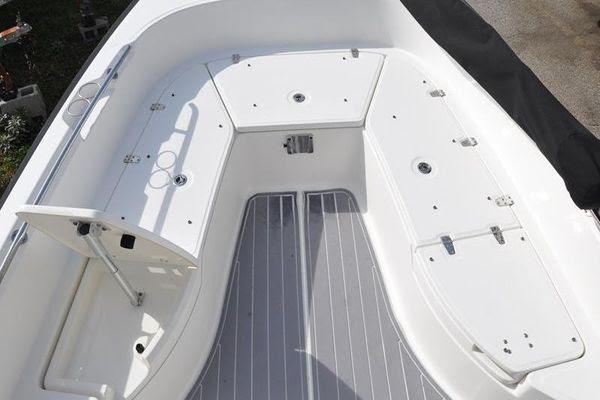 27' 2016 Boston Whaler 270 Dauntless