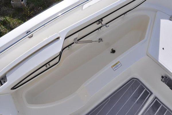 27' 2016 Boston Whaler 270 Dauntless